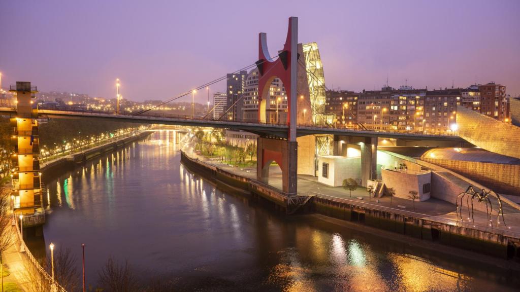 Vista de la ría con intervención en el puente de Daniel Buren con el Guggenheim Bilbao a la derecha
