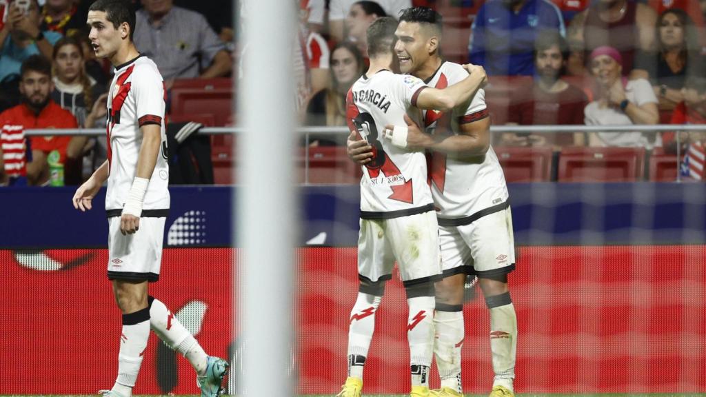 Radamel Falcao, celebrando con Fran García su gol con el Rayo Vallecano al Atleti