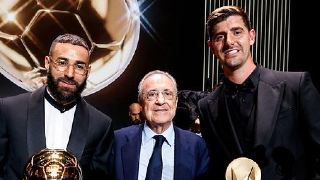 Florentino Pérez, junto a Karim Benzema (Balón de Oro) y Thibaut Courtois (Trofeo Lev Yashin)