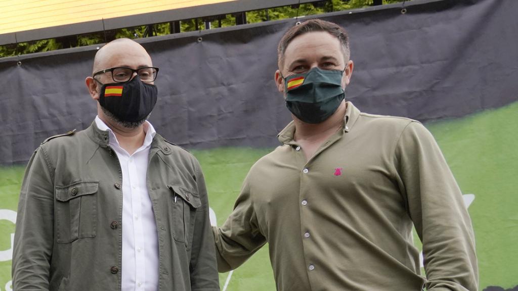El candidato de Vox en Galicia, junto a Santiago Abascal en la campaña de las últimas elecciones autonómicas en 2020.
