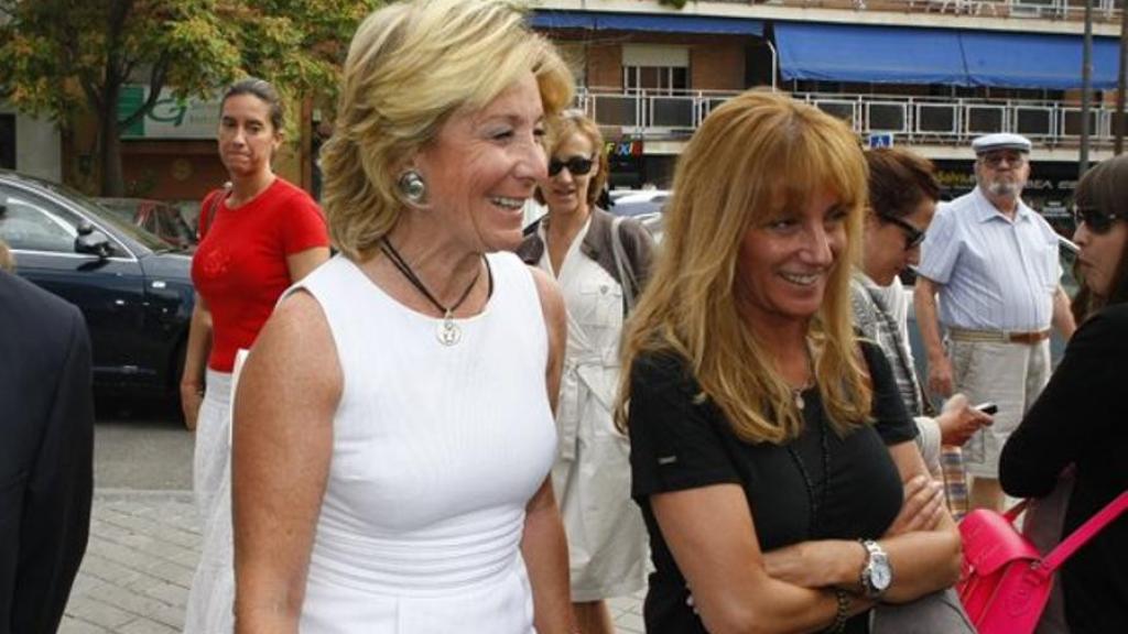 Aguirre, de blanco, junto a Isabel Gallego.