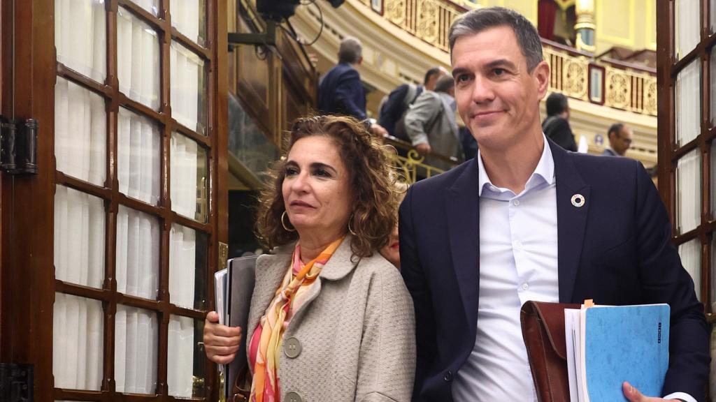 María Jesús Montero, ministra de Hacienda y Función Pública, y Pedro Sánchez. presidente del Gobierno, en el Congreso.