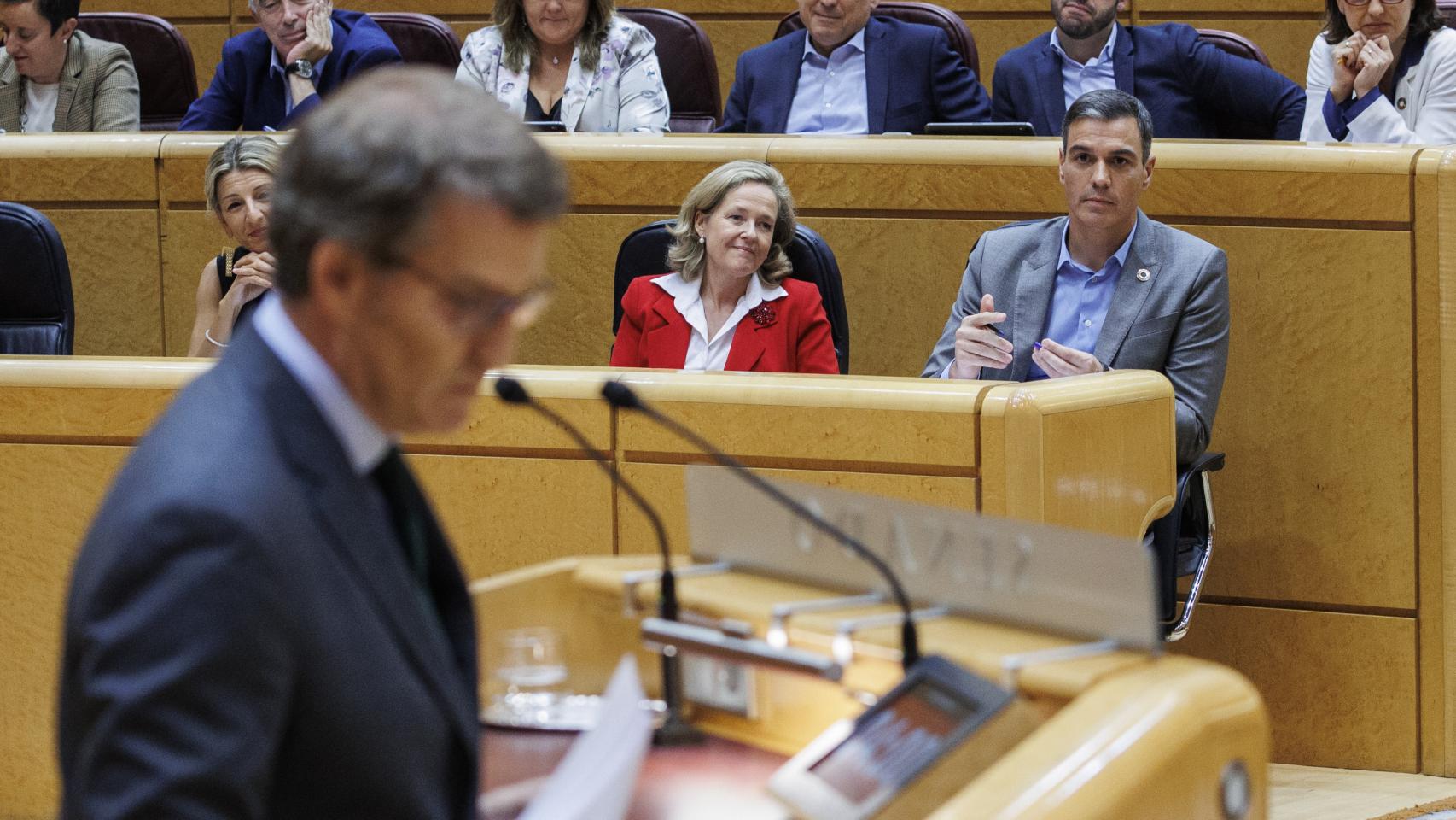 El presidente del Partido Popular, Alberto Núñez Feijóo, durante su intervención bajo la mirada de Pedro Sánchez, presidente del Gobierno, en el Senado.
