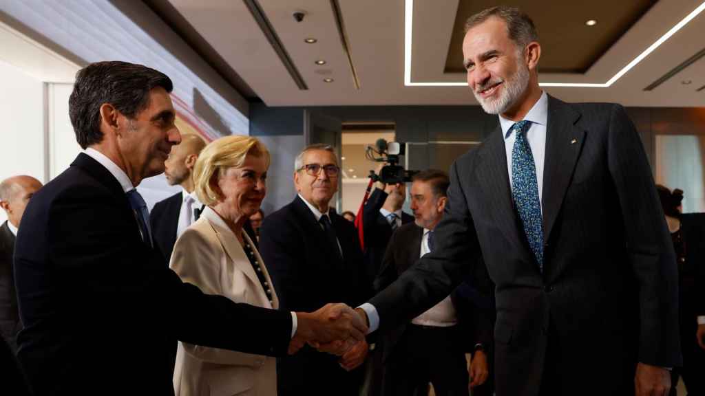 José María Álvarez-Pallete, presidente de Telefónica, saluda al Rey Felipe VI en el X Foro Hispano Alemán de Berlín