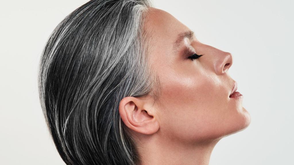 Una mujer con canas.