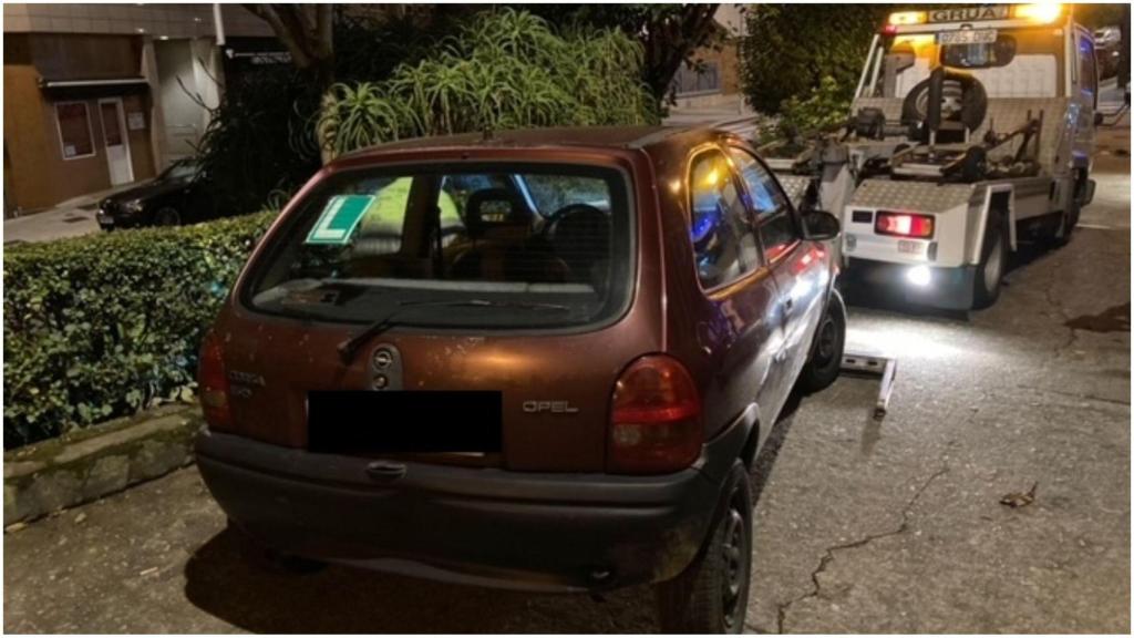 Un conductor ebrio golpea a otro que estaba aparcado en A Coruña y trata de huir