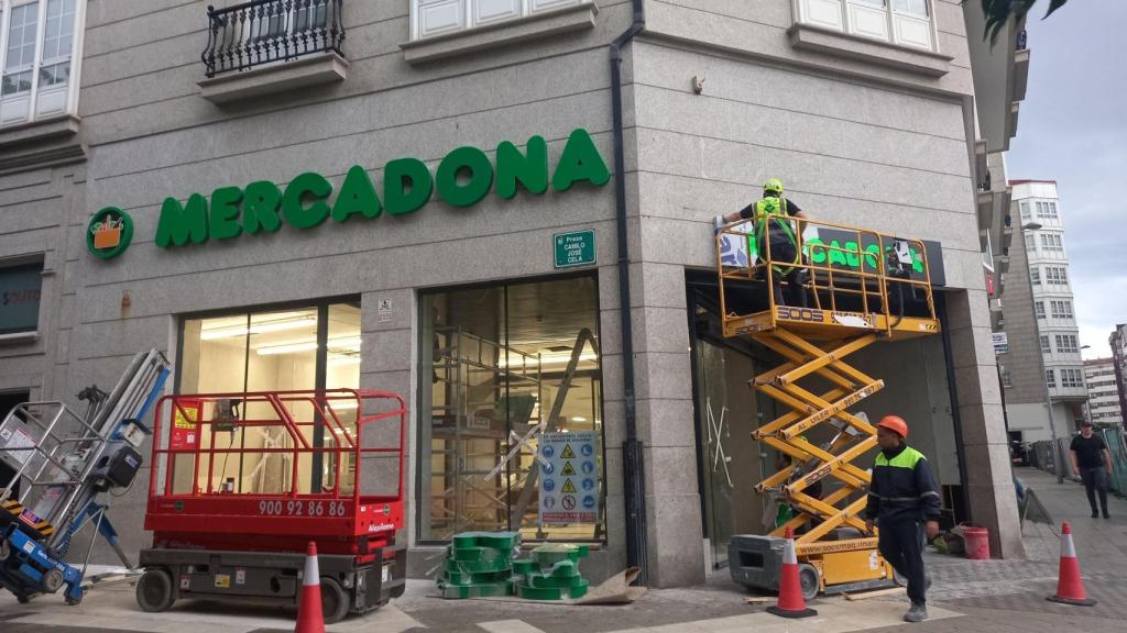 Operarios trabajando esta tarde en el local