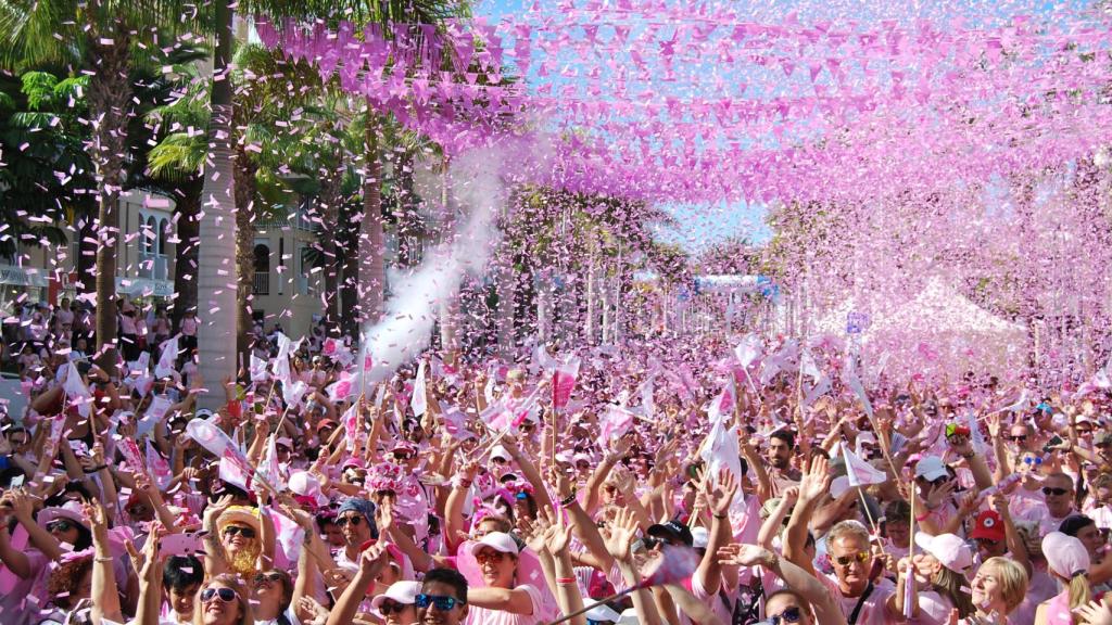 Imagen de una de las multitudinarias caminatas de Fundación canaria Carrera por la Vida.