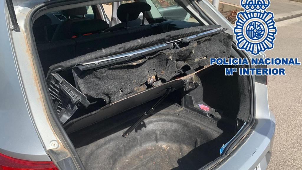 Maletero de uno de los coches preparados para transportar la droga.