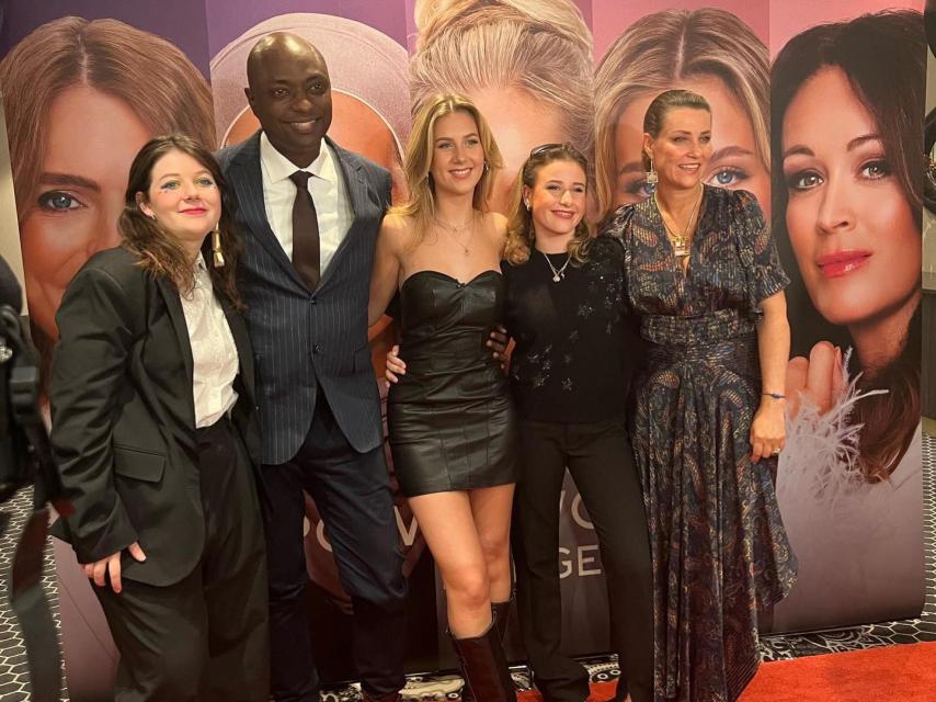 Leah Behn, su madre, Durek Verrett y sus hermanas, en el estreno de la serie.