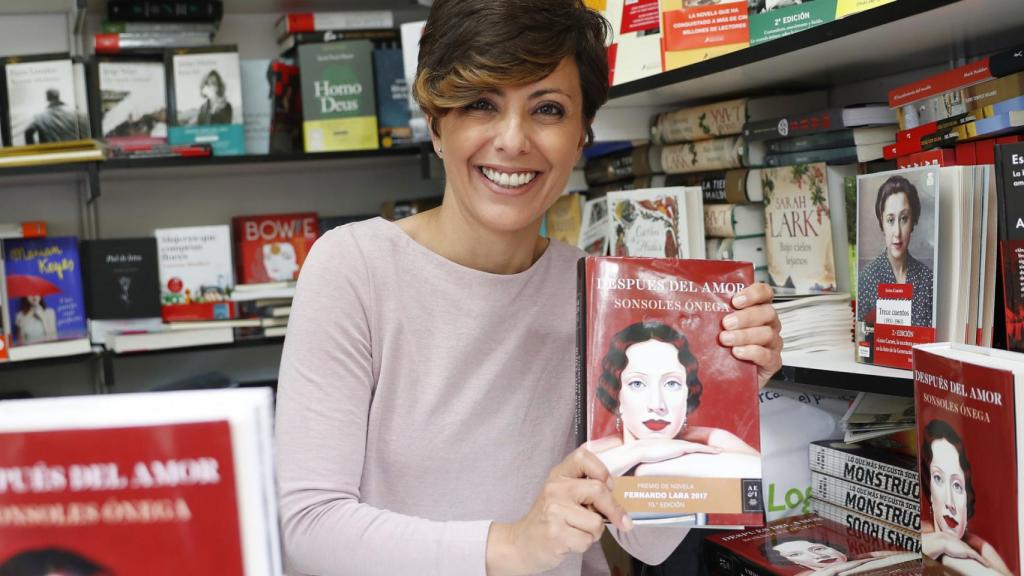 La periodista, con una de sus novelas.