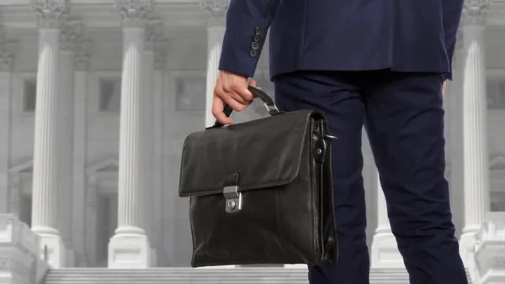 Imagen de archivo de un abogado con un maletín.
