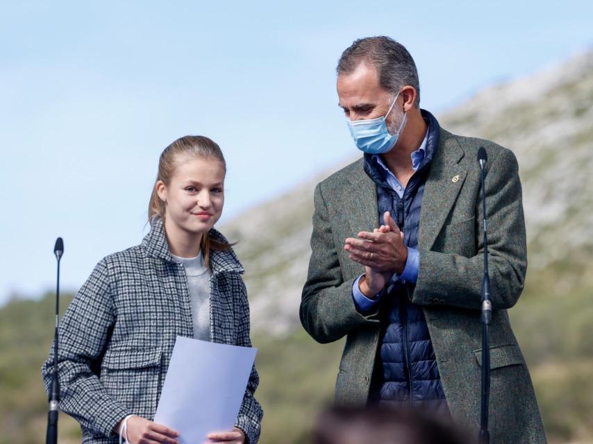 El rey Felipe VI y  la princesa Leonor tras la lectura del discurso en Somiedo, Pueblo Ejemplar 2021.