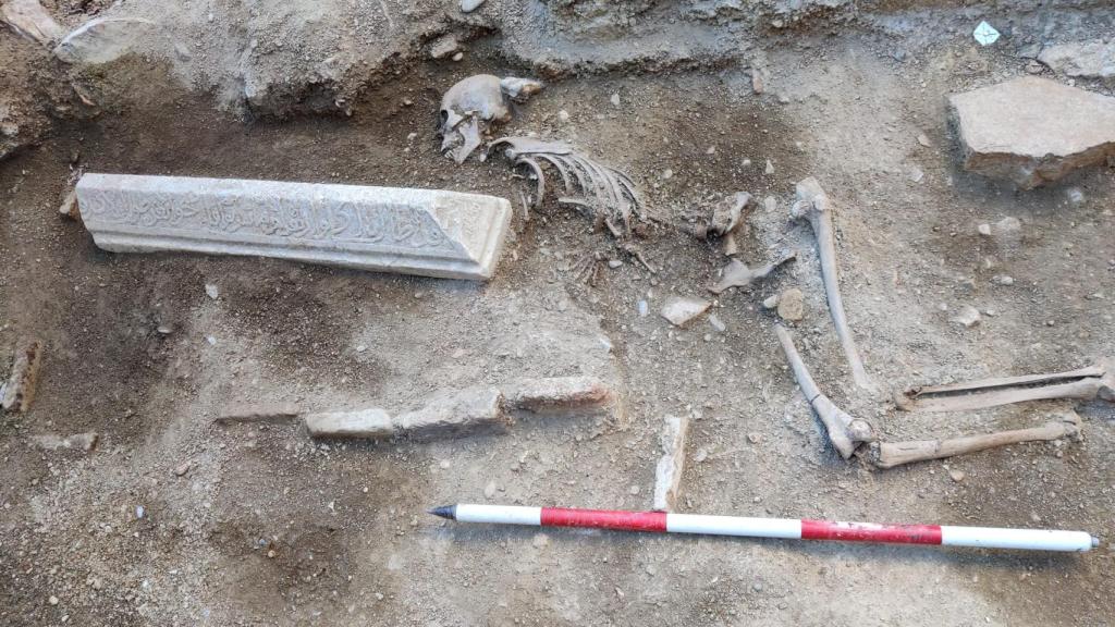 Imagen de la maqabriyya encontrada en el panteón funerario y restos de un cuerpo.