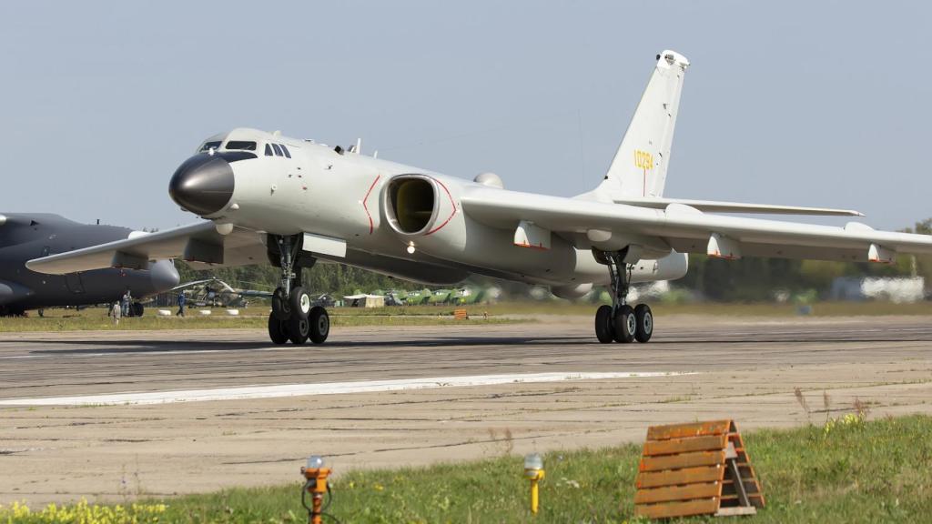 Xian H-6K aterrizando