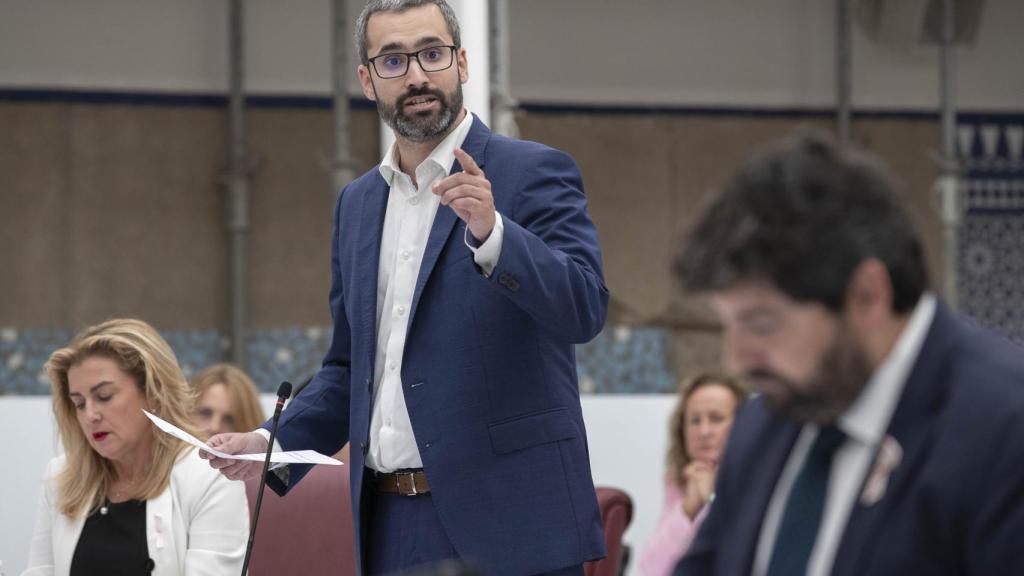 El portavoz socialista, Francisco Lucas, este miércoles, durante su interpelación al presidente de Murcia, Fernando López Miras, en la Asamblea Regional.