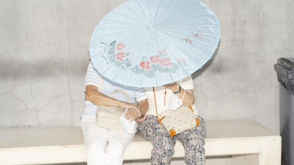 Dos de las visitantes a Tabarca que recoge para 'Turista un millón'.