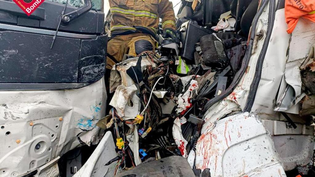 Los bomberos durante una de las excarcelaciones que han tenido que atender.
