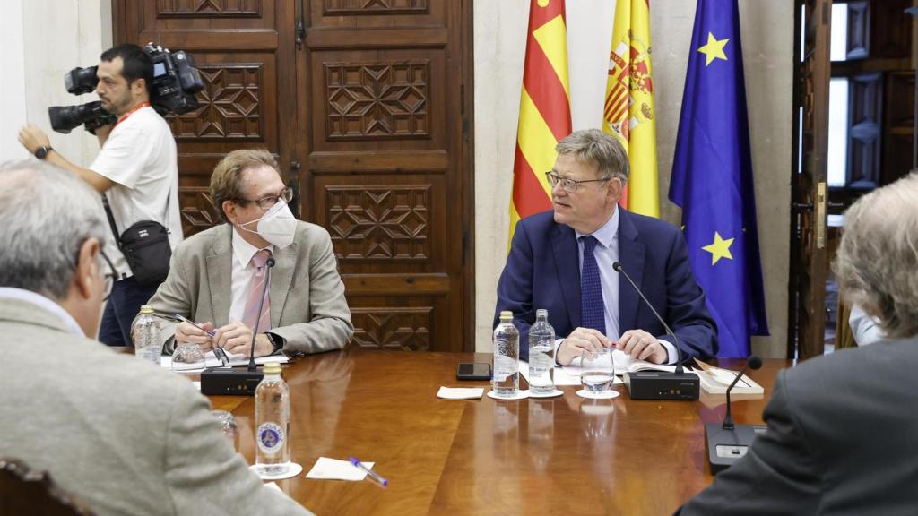 El conseller de Sanidad Miguel Mínguez y Ximo Puig, en la reunión con expertos de este miércoles.