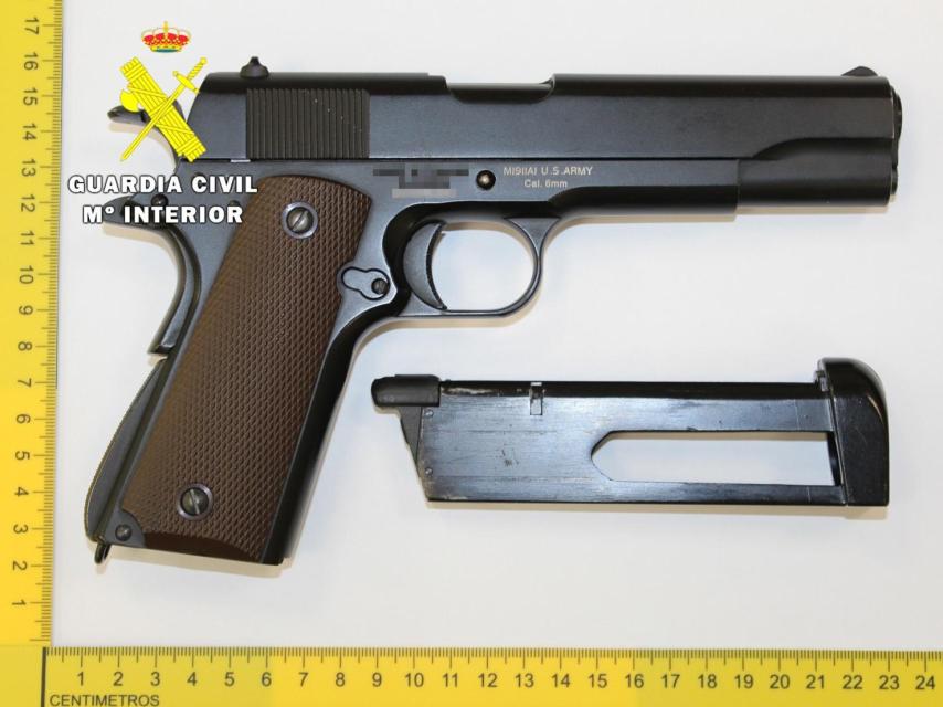 Imagen de la pistola que portaba el joven.