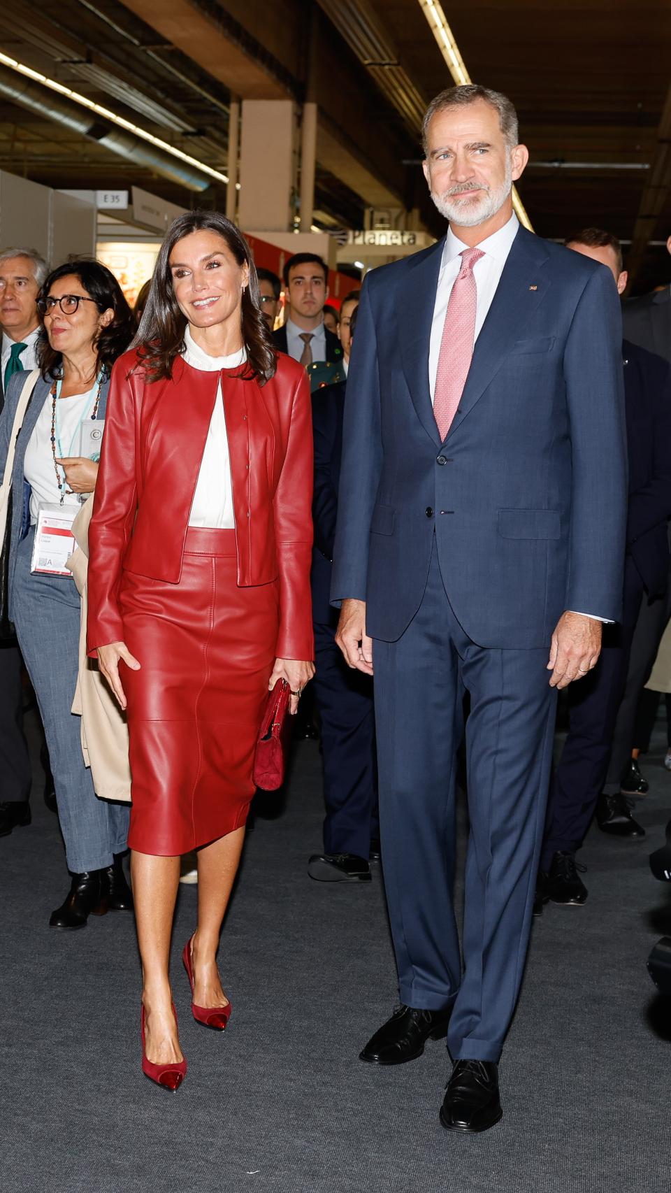 Letizia ha lucido un 'look' de cuero de Hugo Boss.
