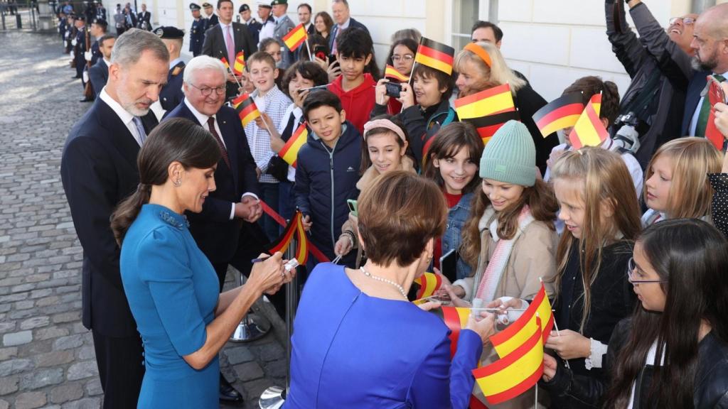 Los Reyes firmaron autógrafos a quienes se acercaron a la residencia presidencial de Alemania.