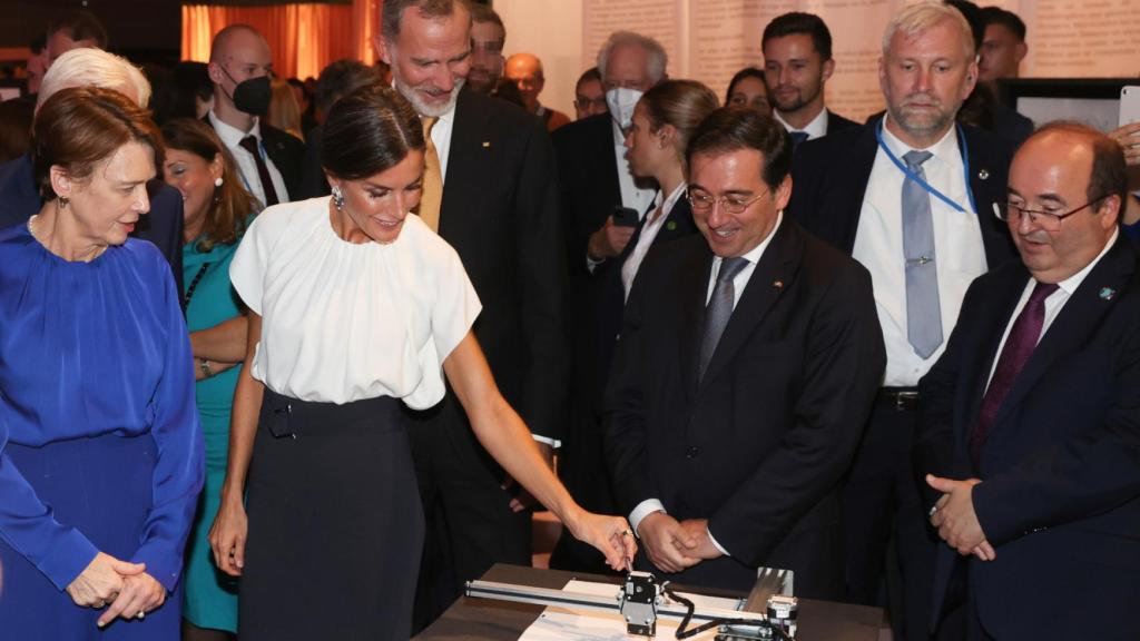 Letizia se mostró muy interesa por las herramientas expuestas en la Feria del Libro de Frankfurt.