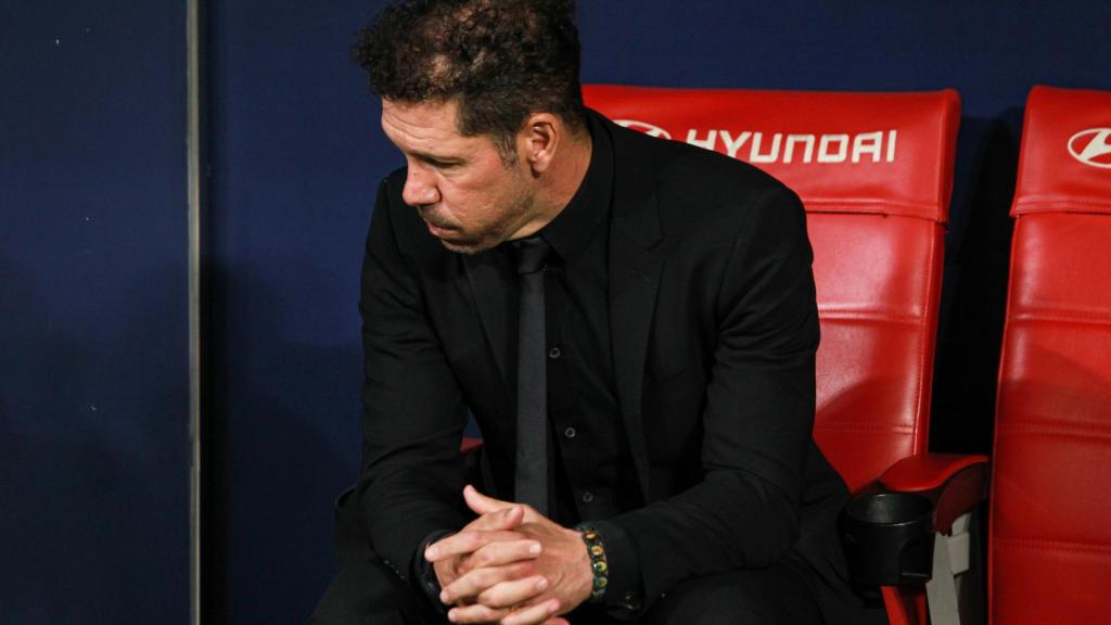 Diego Pablo 'Cholo' Simeone resopla en el banquillo del Metropolitano