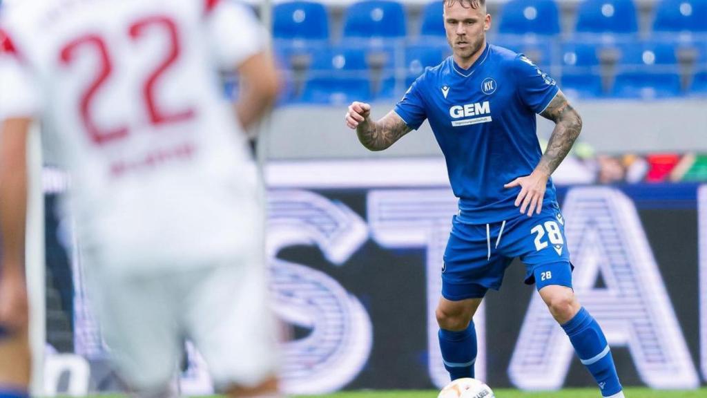 Marcel Franke durante un partido con el Karlsruhe alemán