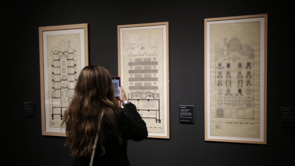 Una visitante, frente a los planos de la Casa Batlló. Fotos: Lukasz Michalak