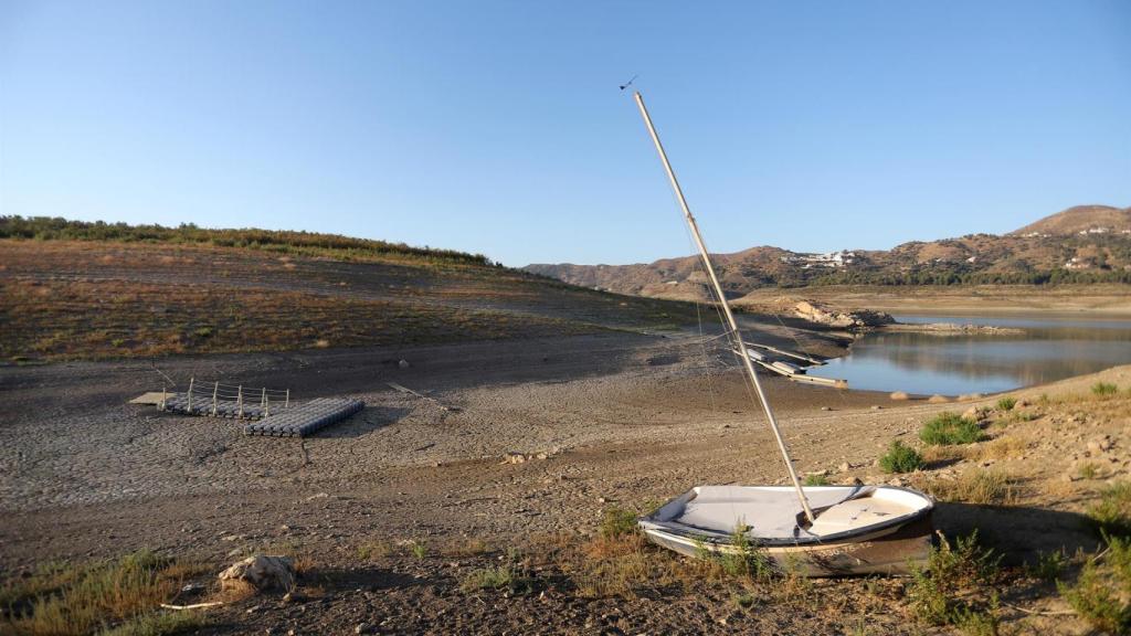 El pantano de la Viñuela, oficialmente 'muerto'.