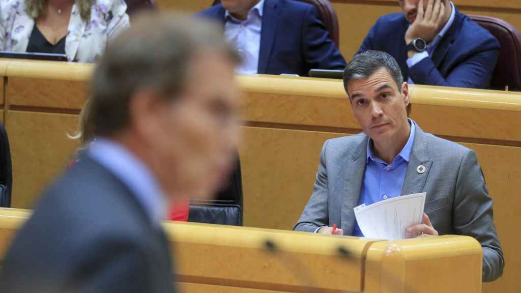 Sánchez, escucha la intervención de Feijóo durante el pleno del Senado.