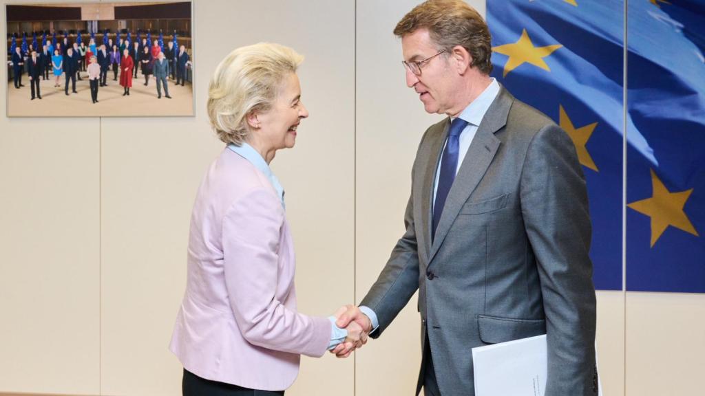 Ursula von der Leyen recibe a Alberto Núñez Feijóo en su despacho de Bruselas.