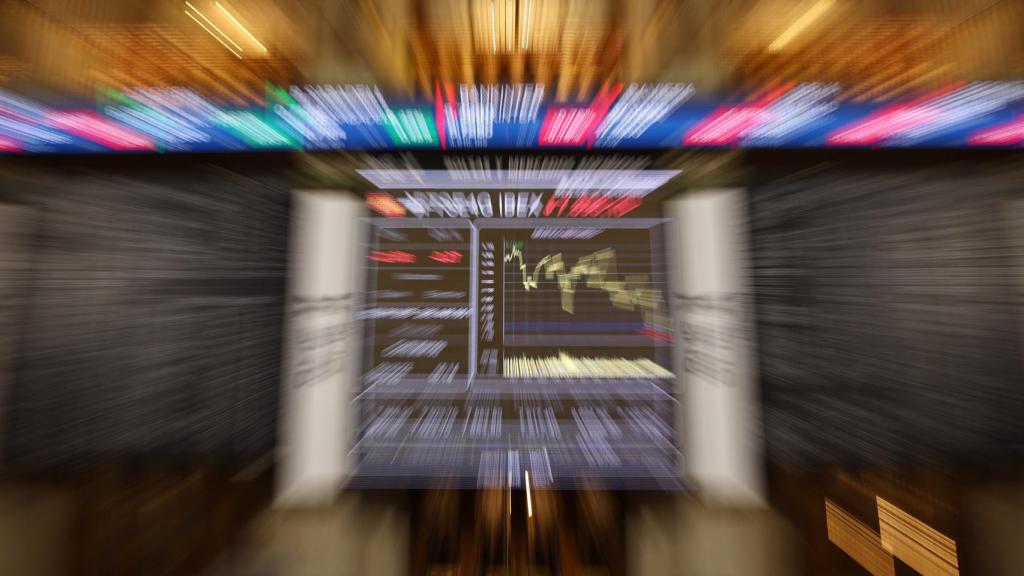 Un panel del Ibex 35 en el Palacio de la Bolsa en Madrid.