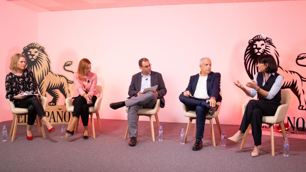 Sara Molero (CEIM), Cristina Martinez (Vodafone España), Alfonso Muñoz (Invertia), Luis Prieto (Red.es), Valle del Aguila (Microsoft España) durante su participación en el encuentro 'Kit Digital:  Nuevos modelos de trabajo y de oficinas. La atracción de talento”, organizado por EL ESPAÑOL – Invertia junto con Vodafone,