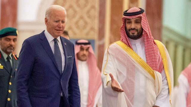 Mohammed bin Salman con Joe Biden antes de su reunión en Yidda en  julio.