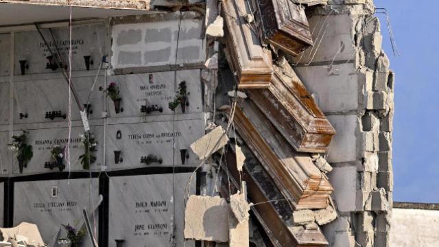 Unos ataúdes cuelgan del cementerio de Poggioreale (Nápoles) este martes tras un nuevo derrumbe.
