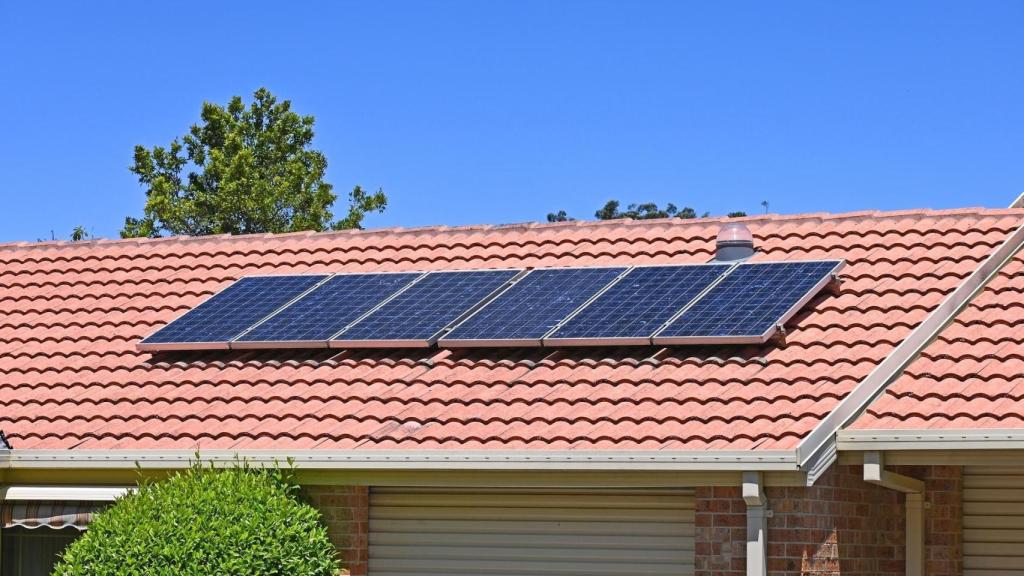 Vivienda con placas solares.