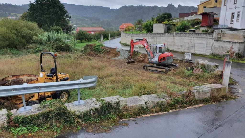 Construcción del muro de contención en Candá de Abaixo, en Miño (A Coruña).