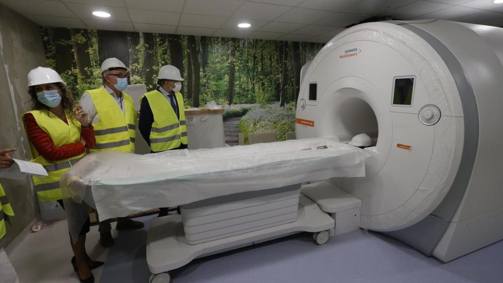 El conselleiro, primero por la derecha, visitó esta mañana las obras