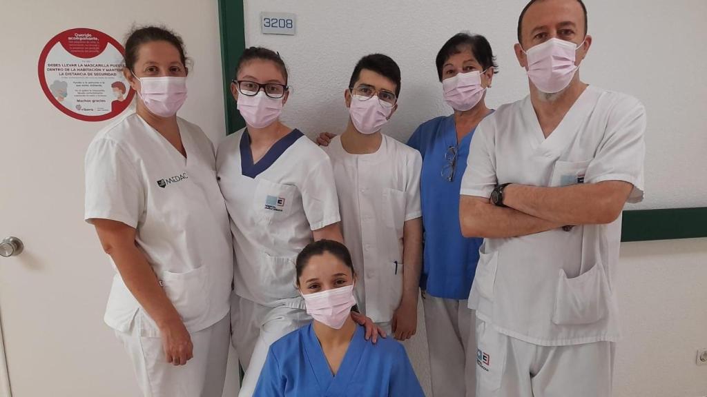 Profesionales del centro ferrolano portando mascarillas rosas