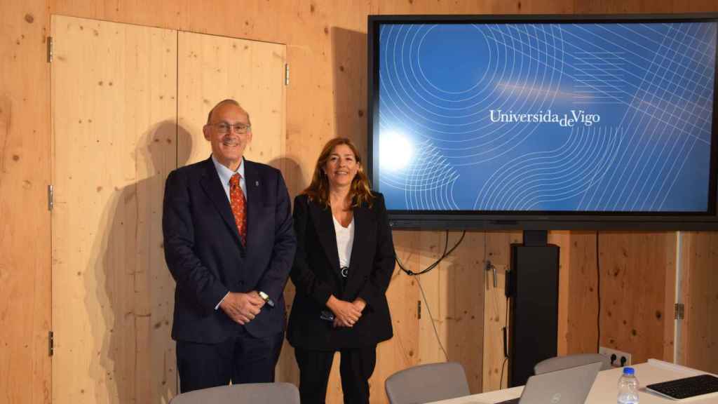 El rector de la UVigo, Manuel Reigosa y la vicerrectora de Estudantes e empregabilidade de la UVigo, Natalia Caparrini.