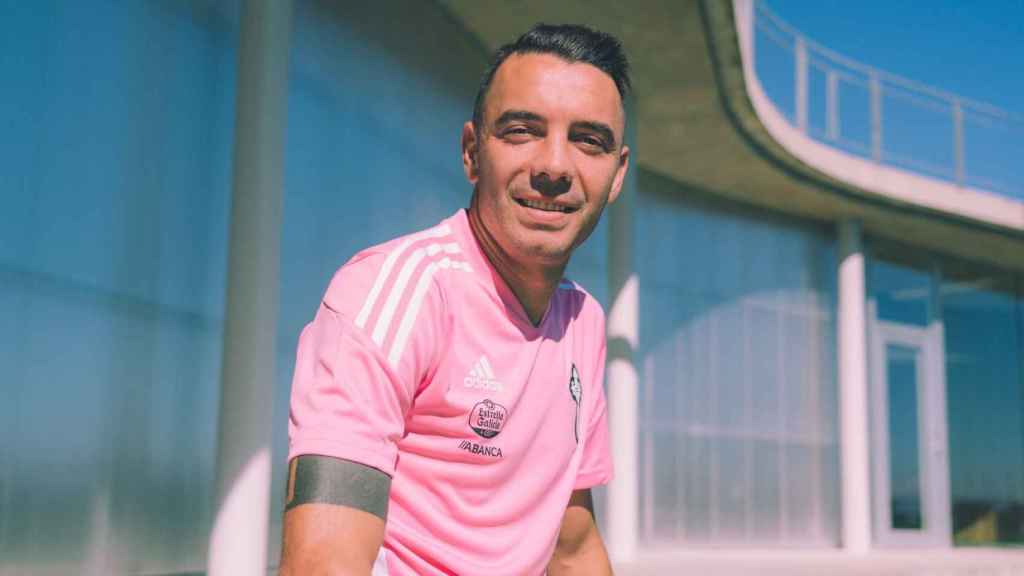 Iago Aspas luce la camiseta rosa por el Día contra el Cáncer de Mama.