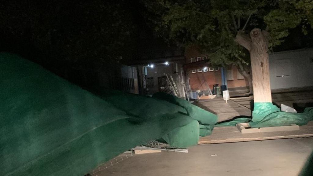 El viento derribó vallas y arrancó ramas en los exteriores del colegio.