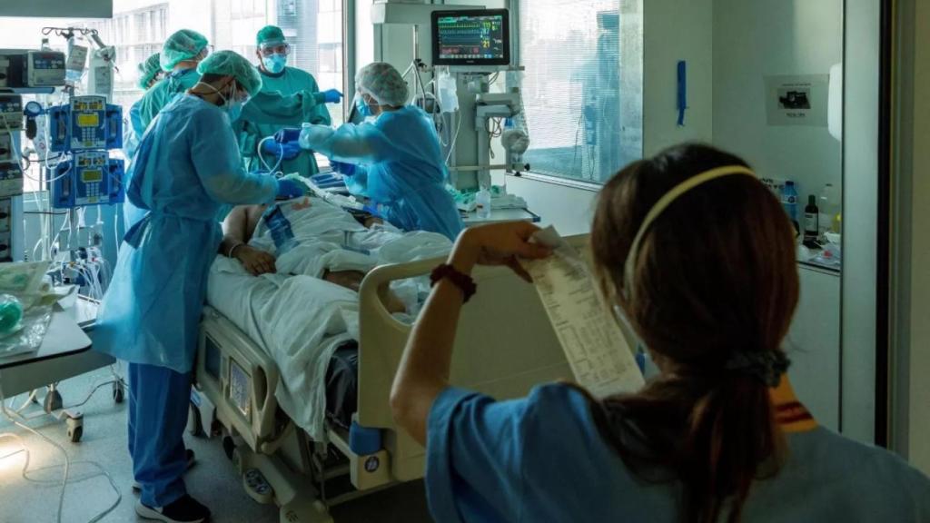 Médicos trabajando en una UCI, en imagen de archivo.