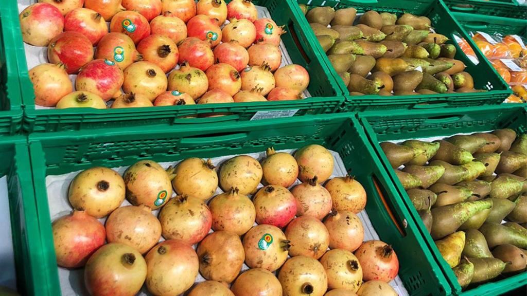 Granadas en el expositor de un supermercado Mercadona.
