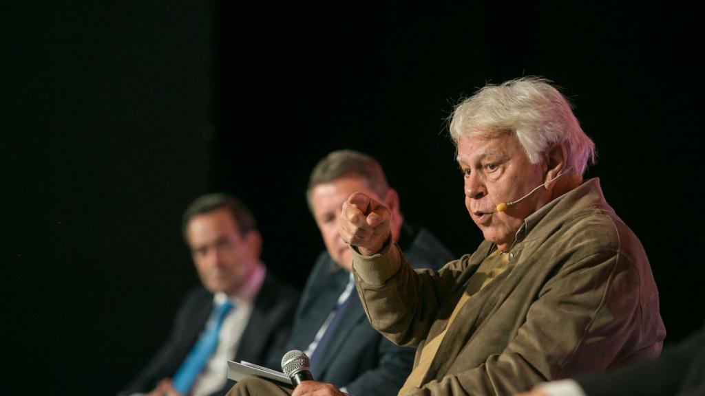 Felipe González interviene en un acto.