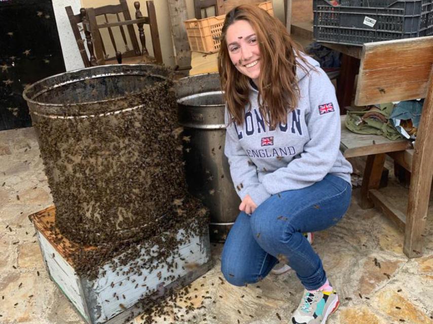 María junto a sus colmenas