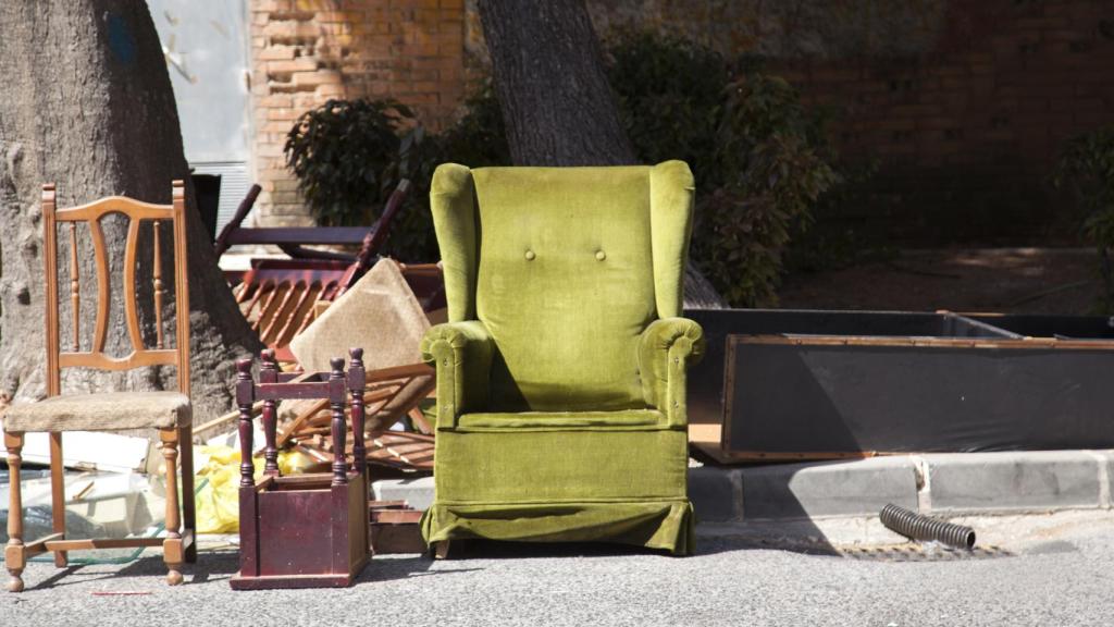 Imagen de archivo de muebles en la vía pública.