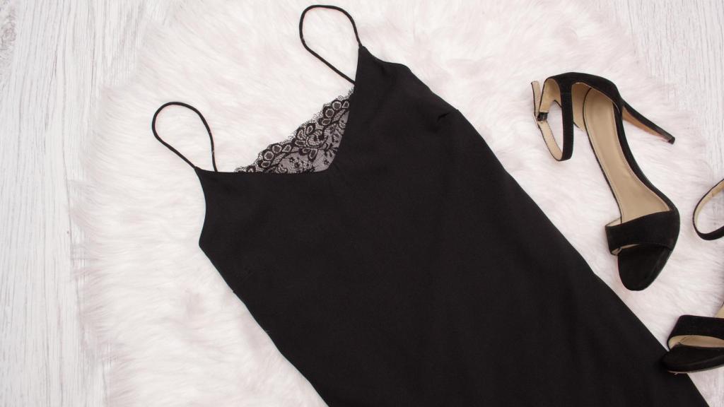 Cinco vestidos negros que salvarán todas tus fiestas